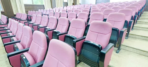 Пустой зал для презентации с креслами — стоковое фото
