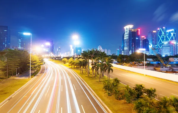 Trilhas de luz na rua ao anoitecer em guangdong, China — Fotografia de Stock