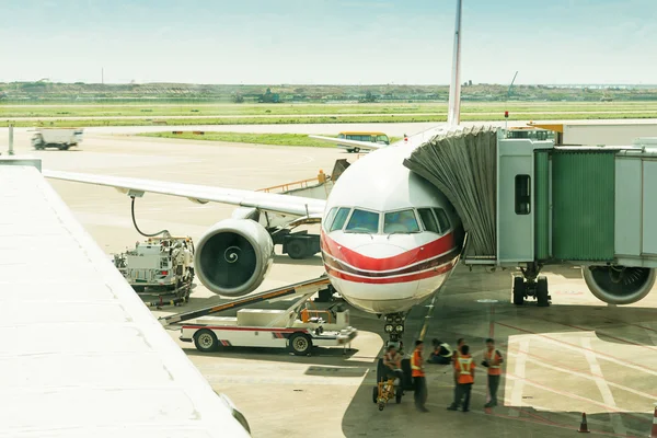 Het vliegtuig op de luchthaven bij het laden — Stockfoto