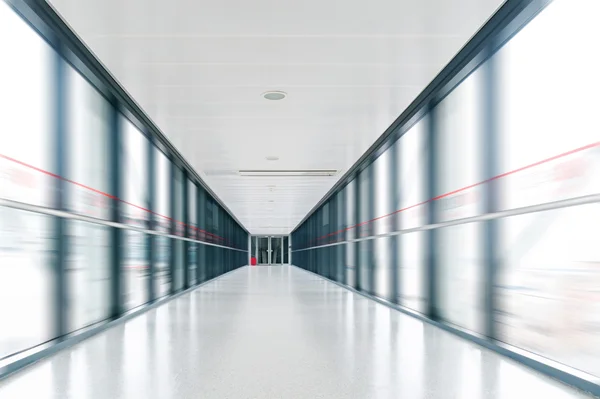 A hosszú gyalogos alagút, modern épület belső. — Stock Fotó