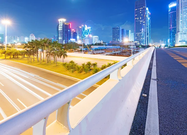 Trilhas de luz na rua ao anoitecer em guangdong, China — Fotografia de Stock