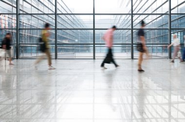 Ofis Binası salonunda insan silueti 