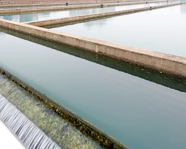 Moderna planta de tratamiento de aguas residuales urbanas — Foto de Stock