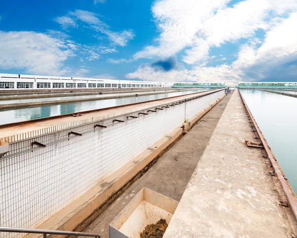 Moderna estação de tratamento de águas residuais urbanas — Fotografia de Stock