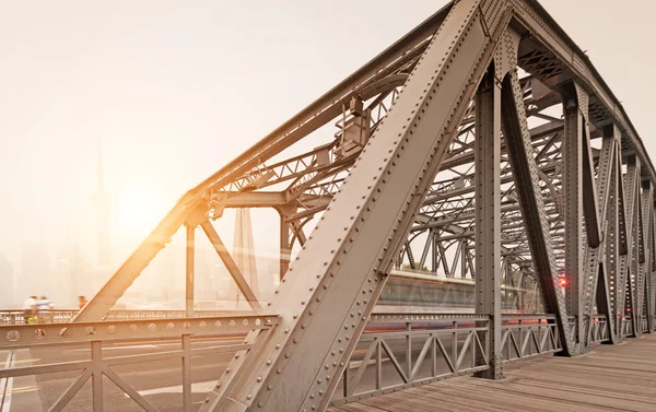 Tráfico de puente de hierro en Shangai, China — Foto de Stock