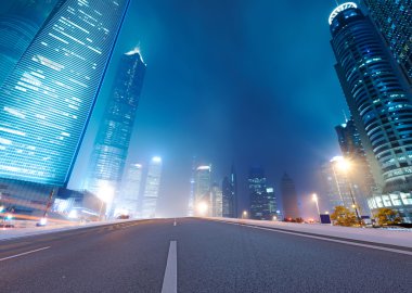 yol asfalt ve modern şehir