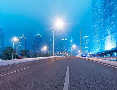 yol asfalt ve modern şehir