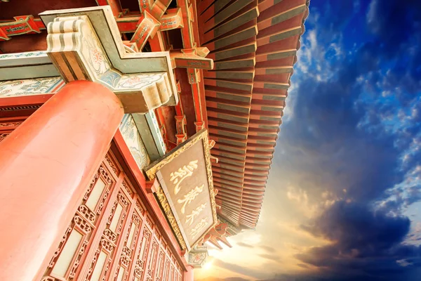 Beau temple asiatique sur le fond bleu ciel — Photo