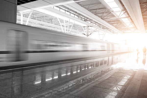 Остановка трамвая на железнодорожной станции
 