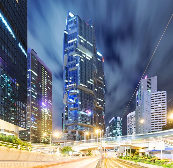 Verkeer in hong kong 's nachts — Stockfoto