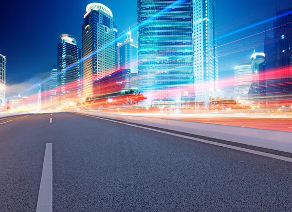 Camino de asfalto y ciudad moderna — Foto de Stock