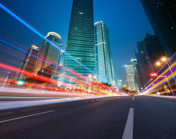 Strada asfaltata e città moderna — Foto Stock