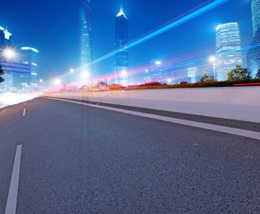 yol asfalt ve modern şehir