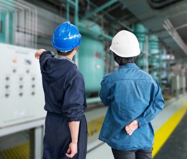 bir takım inşaat işçisi kask iş yerinde bir f ile