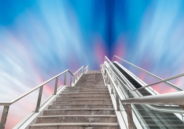 Rolltreppe in den Himmel — Stockfoto