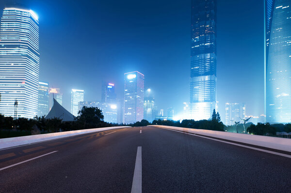 Асфальтовая дорога и современный город
