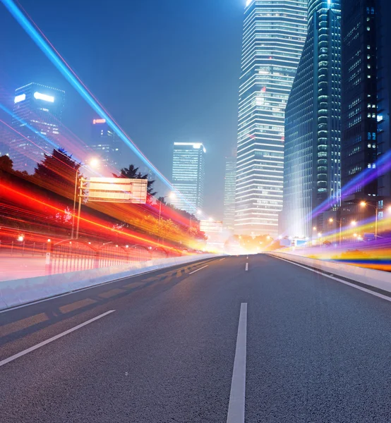 Asphaltstraße und moderne Stadt — Stockfoto