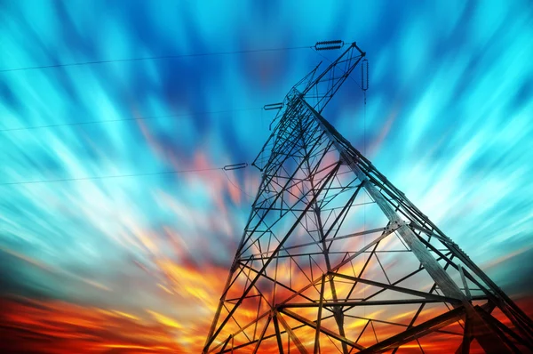 Fondo del cielo torre de alto voltaje — Foto de Stock