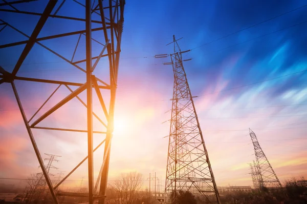 Fondo del cielo torre de alto voltaje — Foto de Stock