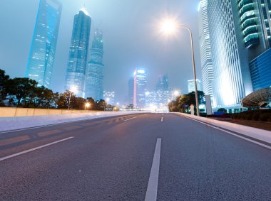 yol asfalt ve modern şehir