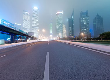yol asfalt ve modern şehir
