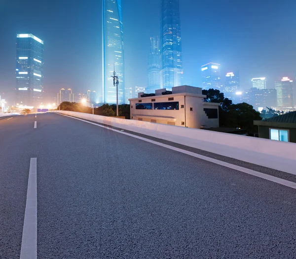 Estrada de asfalto e cidade moderna — Fotografia de Stock