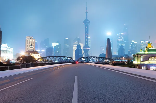 yol asfalt ve modern şehir