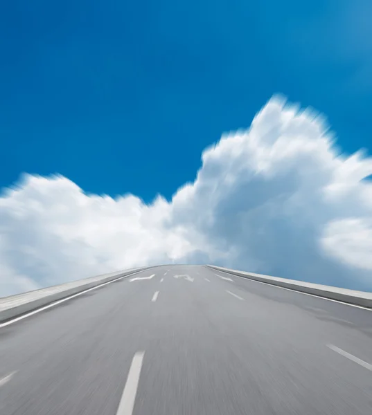Highway and blue sky — Stock Photo, Image