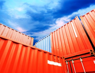 Kargo konteyner rıhtımda yığını