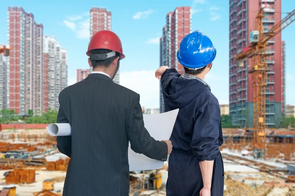 Arquitectos buscando proyecto de vivienda con edificio —  Fotos de Stock