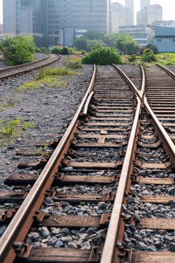 Gün batımında konteynırla birlikte kargo treni platformu
