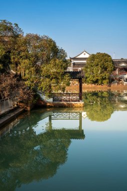 Jiangnan tarzında geleneksel bir bahçe.