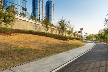 Modern şehirde yürüyüş yolu