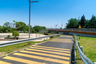 Şehirdeki boş şehir yolu ve binalar