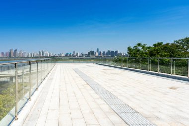 Şehrin kare platformu ve panoramik manzarası