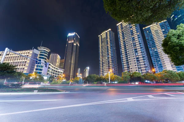 Automóvil Movimiento Con Luz Borrosa Través Ciudad Por Noche — Foto de Stock