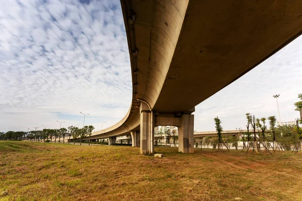 市内の高架下のコンクリート構造物及びアスファルト道路空間 — ストック写真