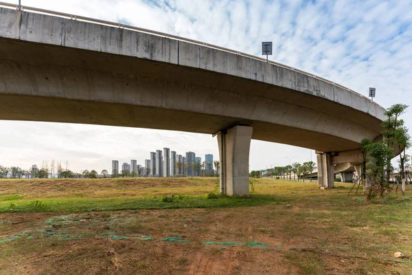 Espacio Bajo Paso Elevado Ciudad —  Fotos de Stock