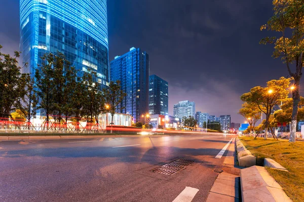 Los Senderos Luz Fondo Del Edificio Moderno China Shanghai — Foto de Stock