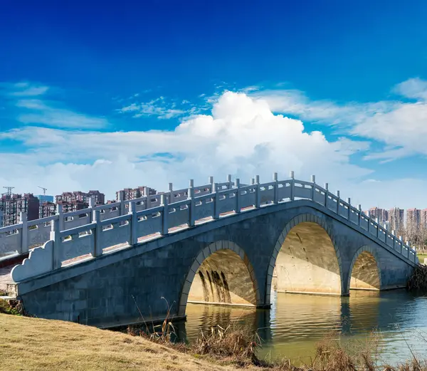 Passerelle Pierre Dans Jardin Asiatique — Photo