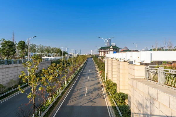 Autopista Sobrepasar Horizonte Ciudad Moderna Fondo — Foto de Stock