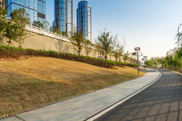 Modern şehirde yürüyüş yolu