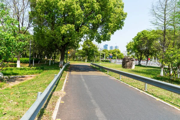 市内の空の都市道路や建物 — ストック写真