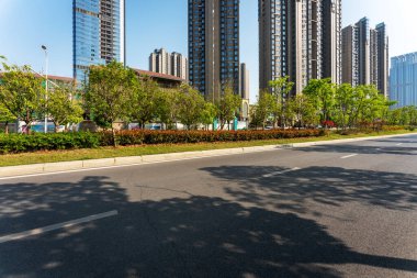 Şehirdeki boş şehir yolu ve binalar