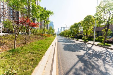 Şehirdeki boş şehir yolu ve binalar