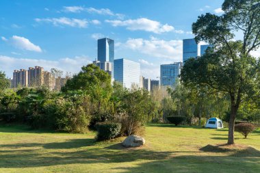 Şangay 'da modern bina geçmişi olan şehir parkı.