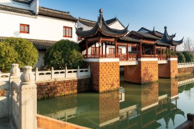 Jiangnan tarzında geleneksel bir bahçe.