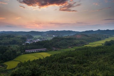 Gün batımında bulutlu renkli dramatik gökyüzü