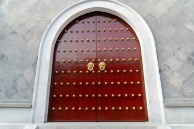 Antika Çin tarzı kapı tokmağı. Pirinç saplı. Kırmızı ahşap kapılı aslan başı sembolü.