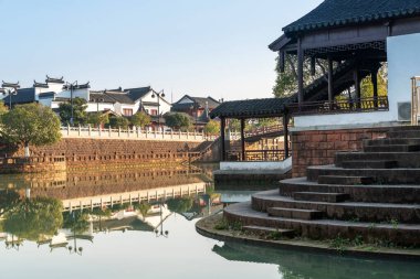 Jiangnan tarzında geleneksel bir bahçe.